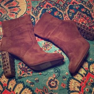 SOLD Women’s brown boots